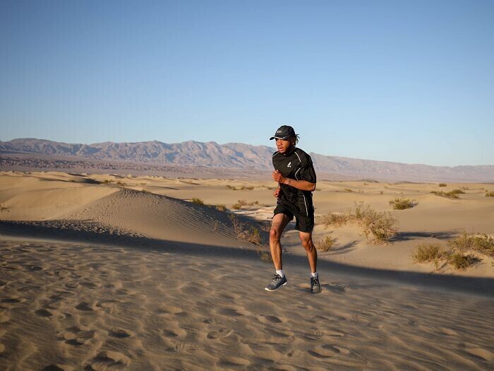 Man running in the desert of Las Vegas, with shoes containing Pebax elastomer